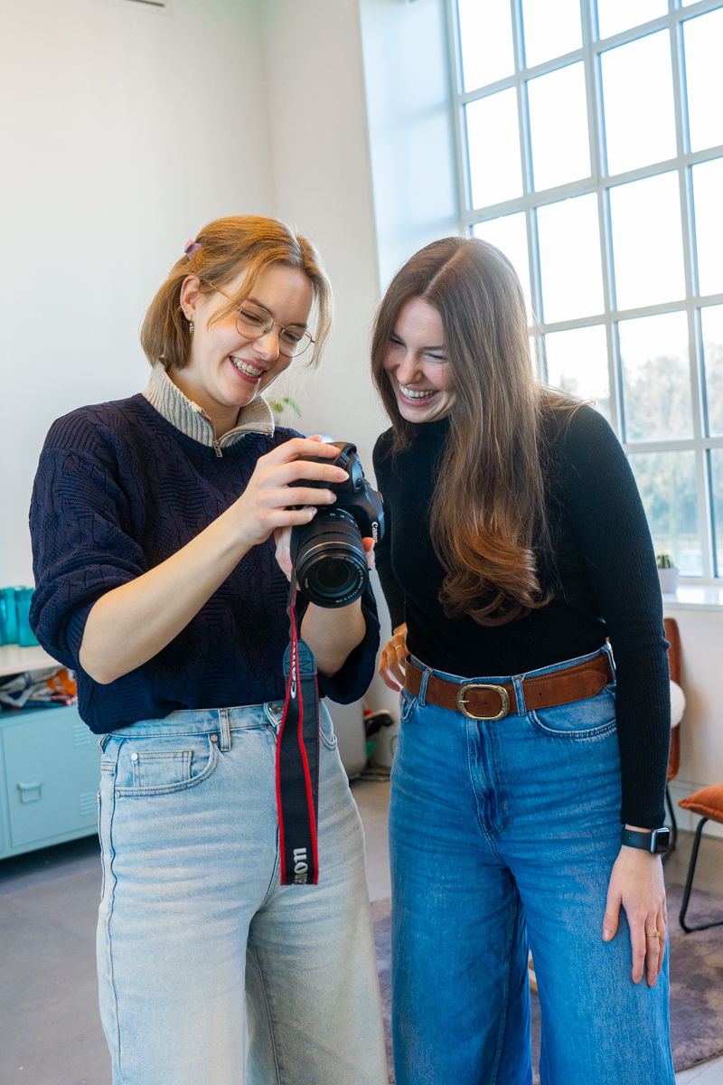 Twee fotografen bekijken samen beelden op een camera